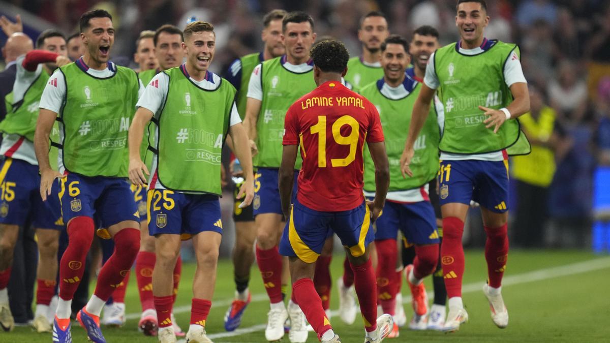 Lamine Yamal celebra con celebra con sus compañeros tras marcar el primer gol ante Francia.