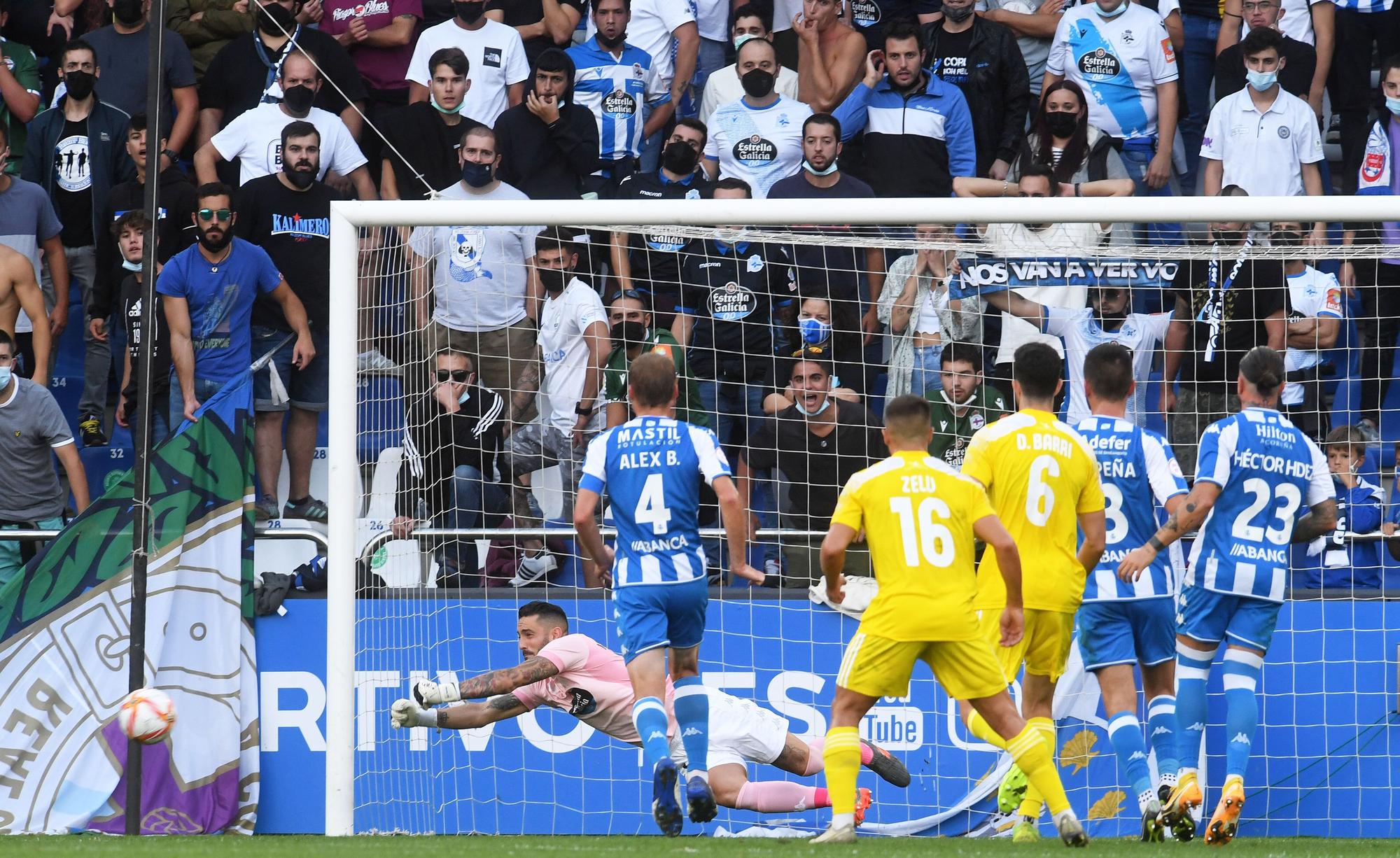 El Deportivo le gana al Badajoz y sigue de líder