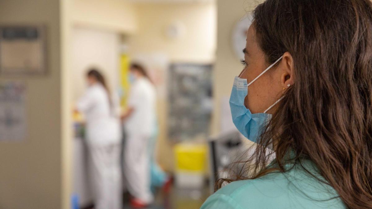Una enfermera lleva mascarilla en el Hospital Universitario de Torrejón en 2021