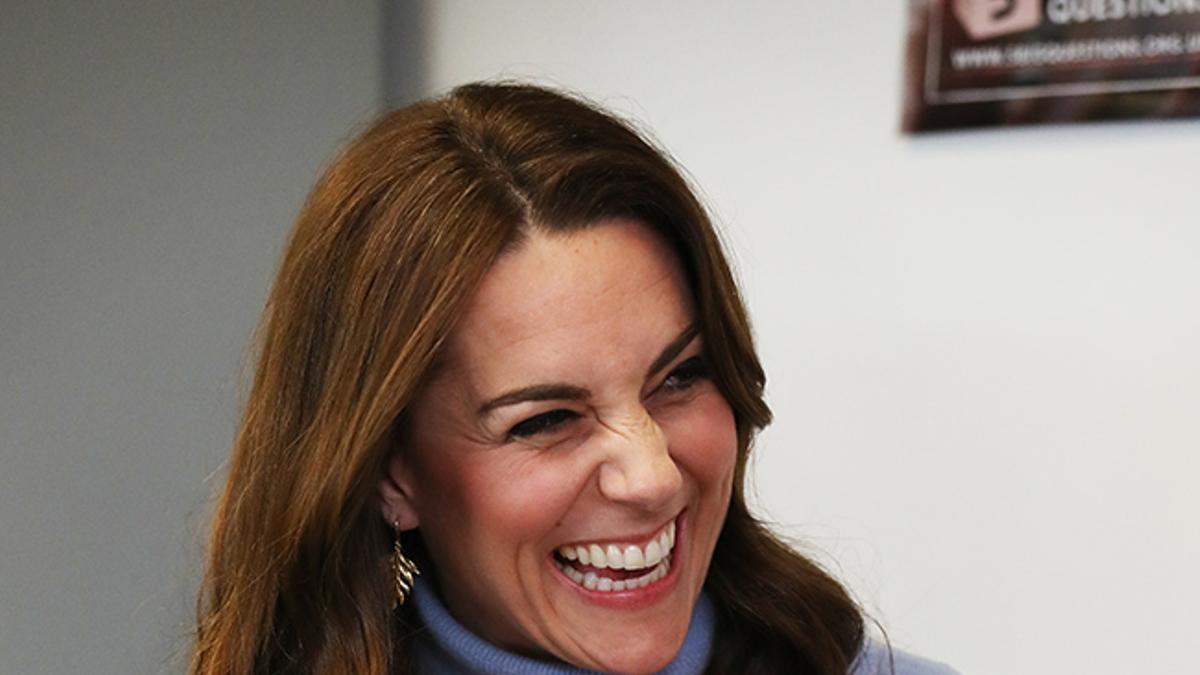 Kate Middleton con jersey azul de cuello alto vuelto