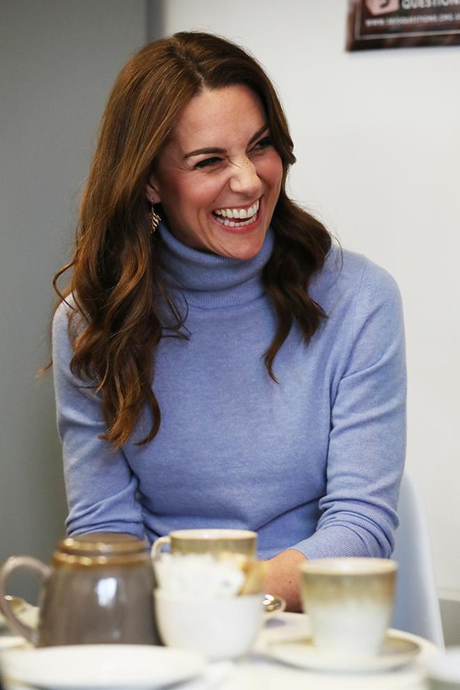 Kate Middleton con jersey azul de cuello alto vuelto