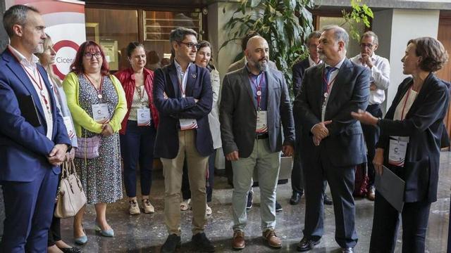 Ana Castro (a la derecha), vicepresidenta de Transferencia del Conocimiento del CSIC, durante la presentación de las jornadas, en el vestíbulo del Incar. |  Irma Collín
