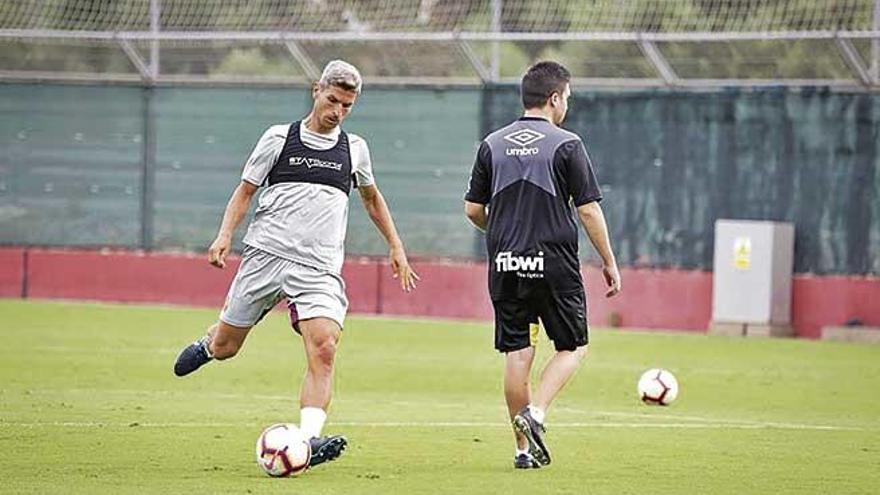 Salva Sevilla golpea el balón durante un entrenamiento en la Ciudad Deportiva del Mallorca.