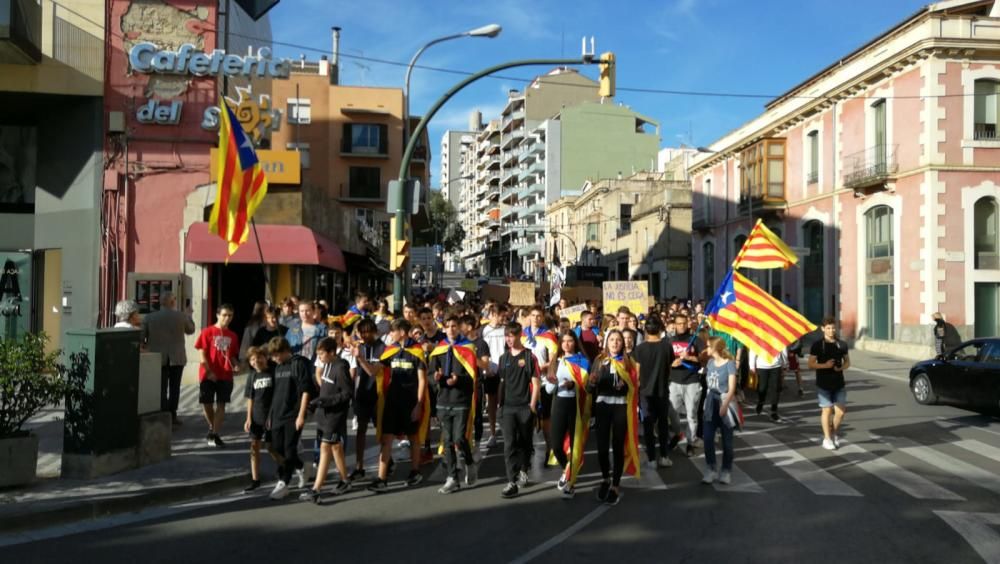 Centenars d'estudiants es manifesten a Figueres