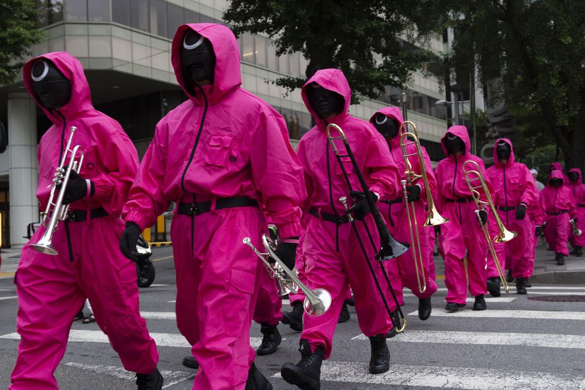 Seoul (Republic Of), 28/06/2025.- Actors dressed in 'Pink guards' costume attend a parade and the final fan event of the Netflix series Squid Game season 3, in Seoul, South Korea, 28 June 2025. (Corea del Sur, Seúl) EFE/EPA/JEON HEON-KYUN
