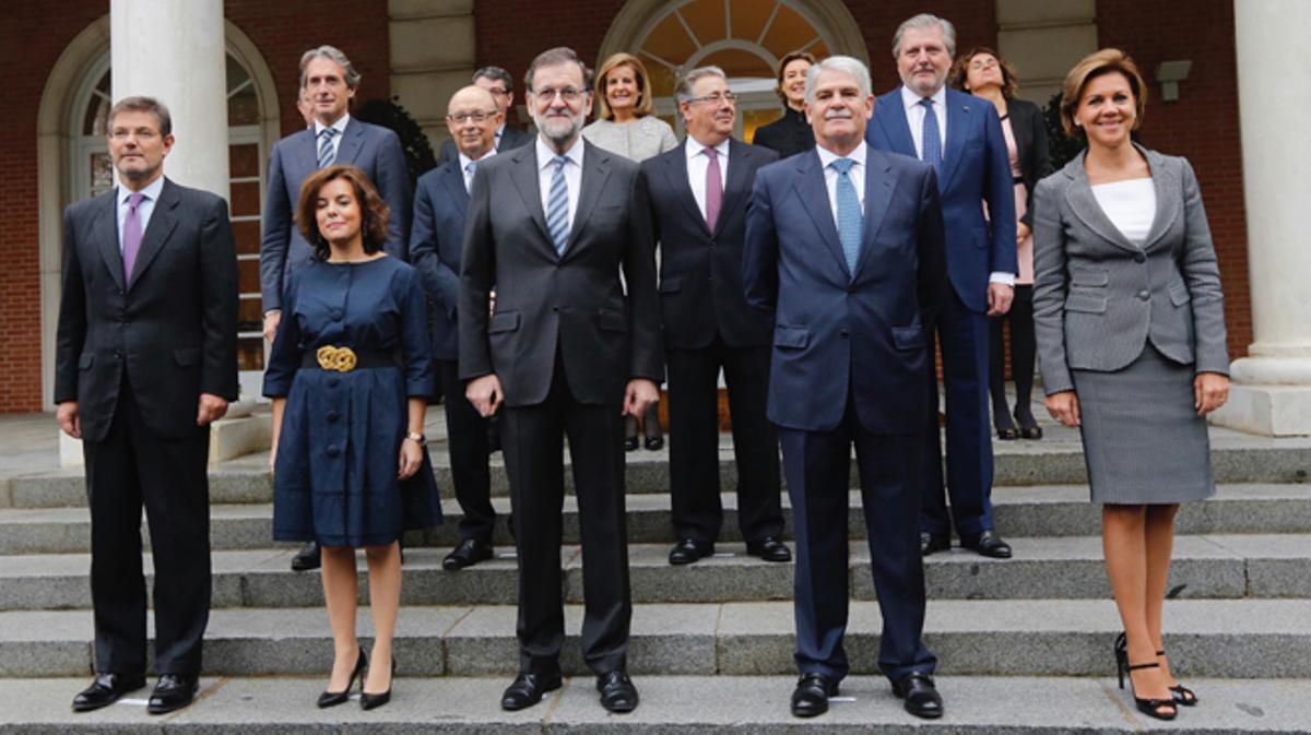 Els nous ministres del Govern i el president, Mariano Rajoy, s’han fet la tradicional foto a les escalinates de la Moncloa. 