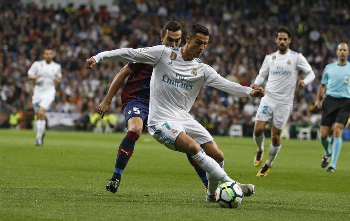 ecarrasco40646849 real madrid s cristiano ronaldo  front  vies for the ball wi171022211130