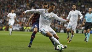 Cristiano Ronaldo defiende el balón ante Gonzalo Escalante. 