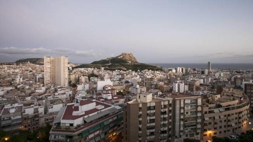 Vista de la ciudad, con el Castillo de Santa Bárbara al fondo, tomada desde el Castillo de San Fernando.