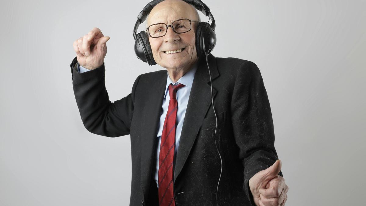 Persona mayor disfrutando de la música