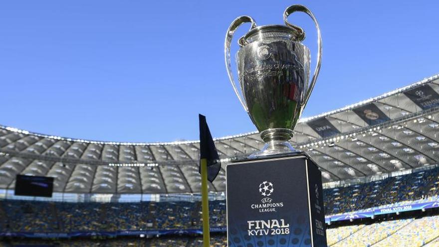 El trofeo de la Copa de Europa, en el estadio Olímpico de Kiev.