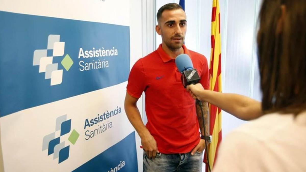 Paco Alcácer, atendiendo a los medios de comunicación del FC Barcelona