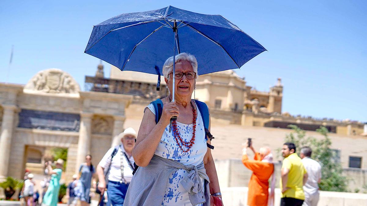 Una mujer se proteje contra el sol este miércoles en Córdoba.