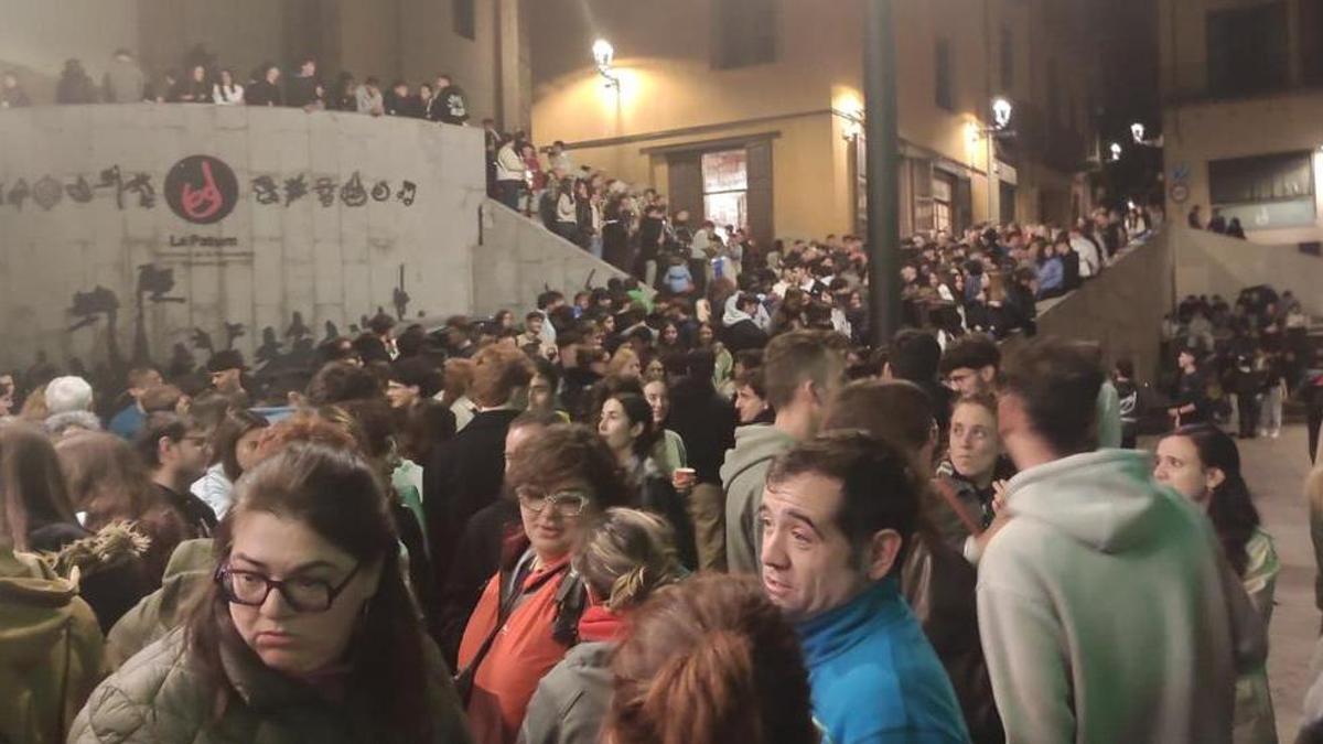 L'aspecte de la plaça de Sant Pere, la darrera mitjanit