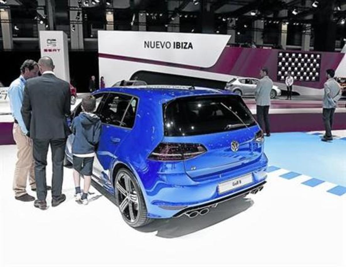 El model Golf de Volkswagen davant de l’estand de Seat al Saló de Barcelona. El model Golf de Volkswagen davant de l’estand de Seat al Saló de Barcelona.