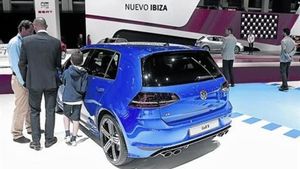 El model Golf de Volkswagen davant de l’estand de Seat al Saló de Barcelona.