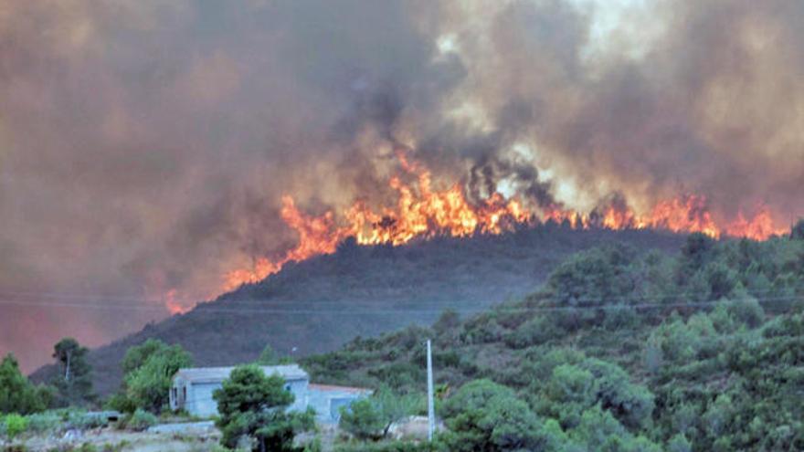 El incendio de Dos Aguas sigue sin control tras arrasar miles de hectáreas