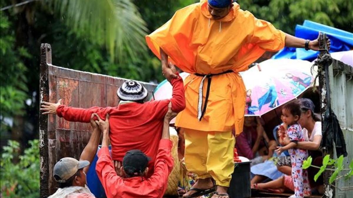 Evacuación de ciudadanos en Filipinas ante la llegada del tifón Nock-Ten, este domingo.