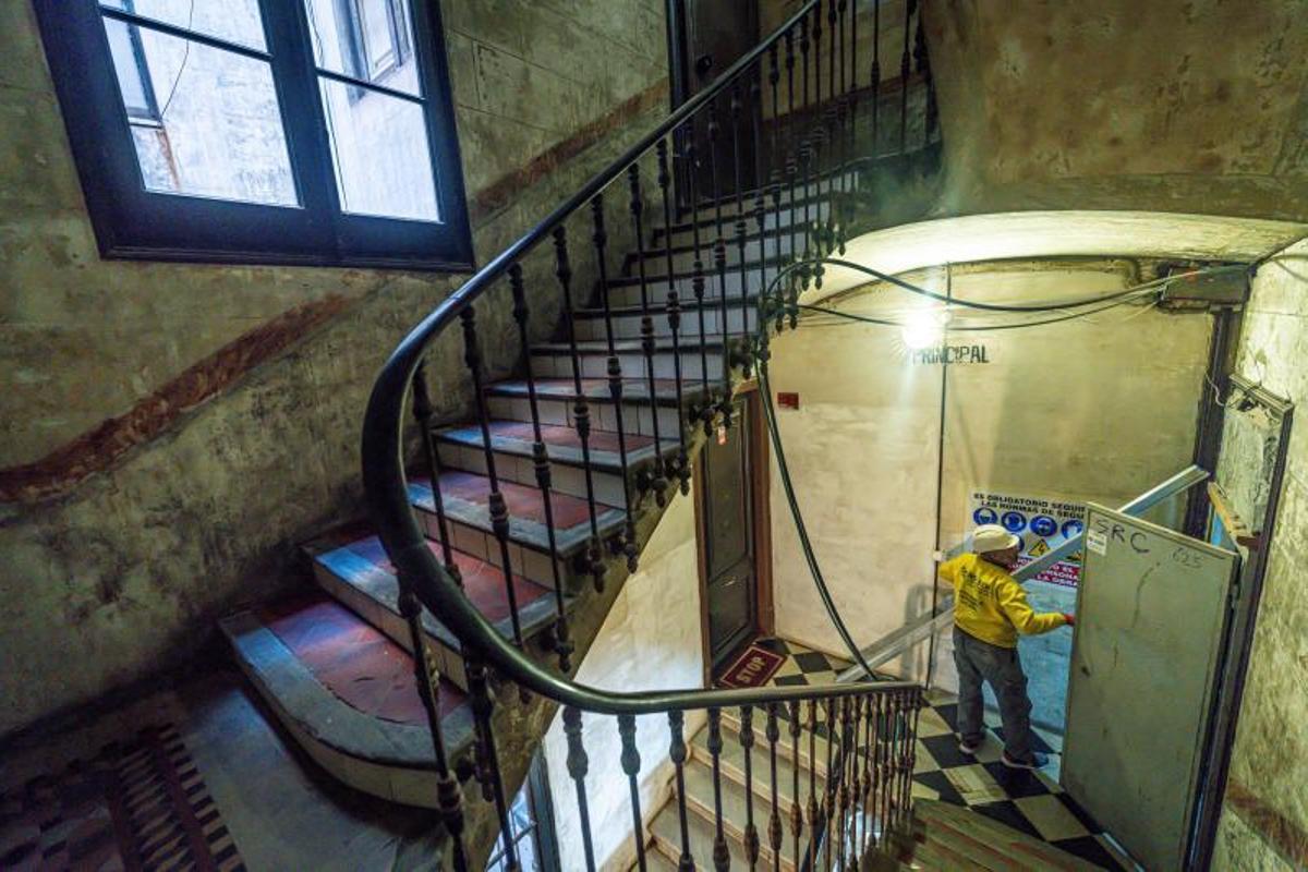 Un operario, dentro del edificio situado en Arai, 3, que el ayuntamiento compró en 2022, el pasado miércoles.