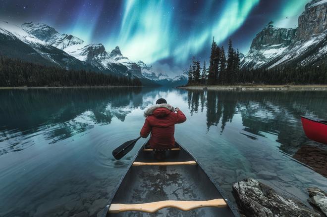 Ver auroras boreales sobre una canoa: uno de los planes más alucinantes del mundo.