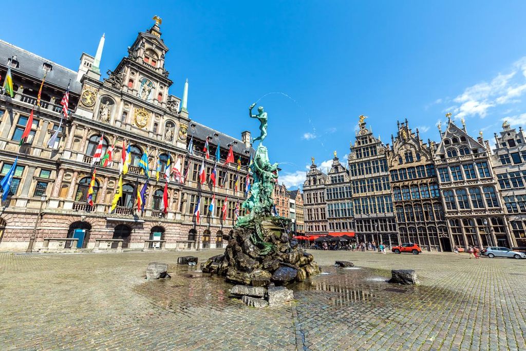Plaza del ayuntamiento de Amberes con la estatua en medio