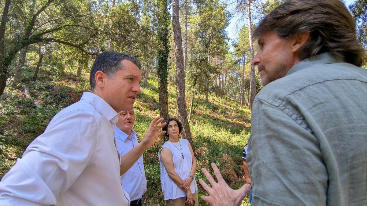 El conseller Ordeig visita un bosc on s'ha fet gestió forestal a Cardona, després d'un altre on no s'ha fet