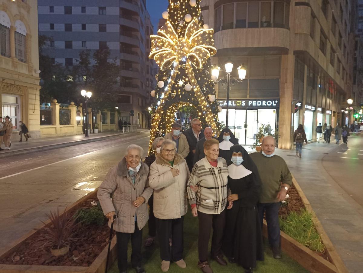 Los ancianos de Castelló visitan las luces de Navidad