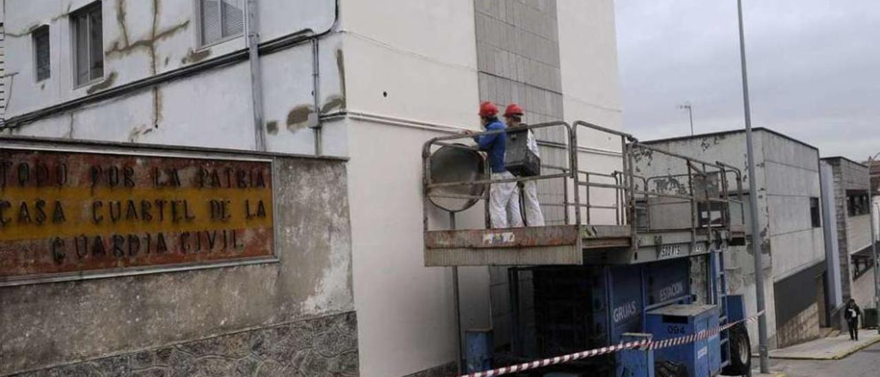 Obras de pintado y mejora de la fachada del cuartel de la Guardia Civil de Vilagarcía. // Noé Parga