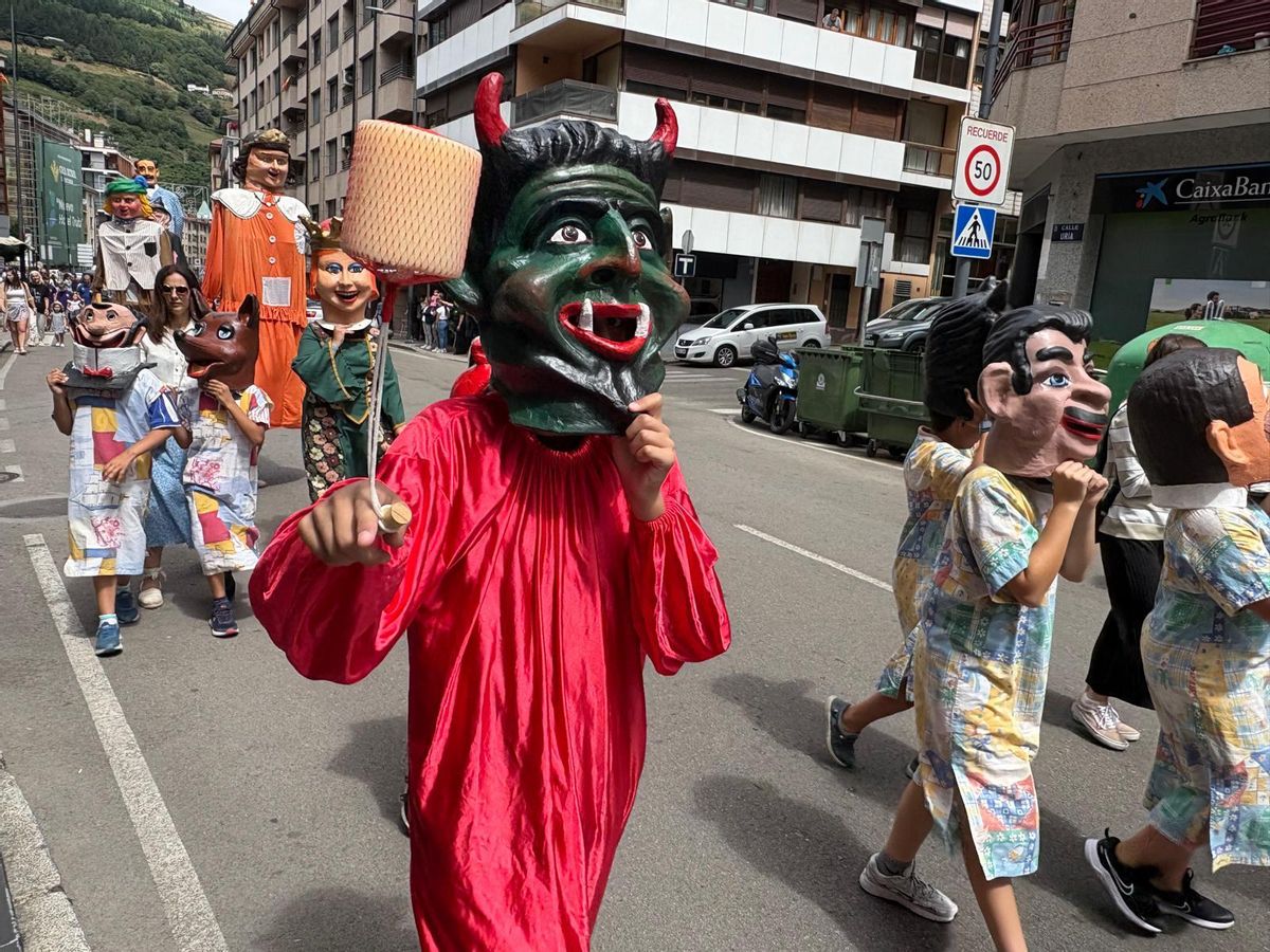 Cabezudos y gigantes en la calle Uría.