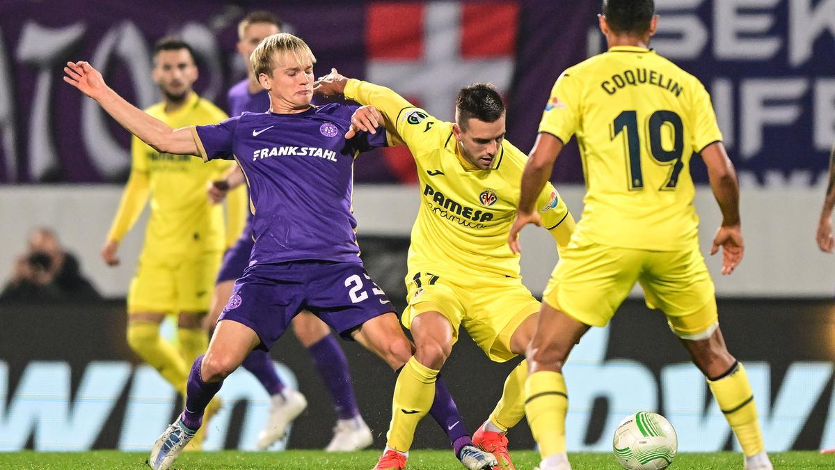 Lo Celso controla el balón.