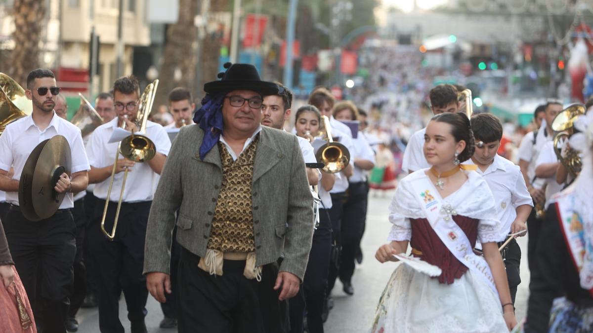 Un momento de la entrada de bandas