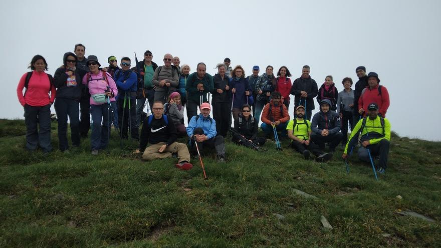 Foto de familia de los participantes en la actividad del CMB el pasado domingo en Los Ancares.