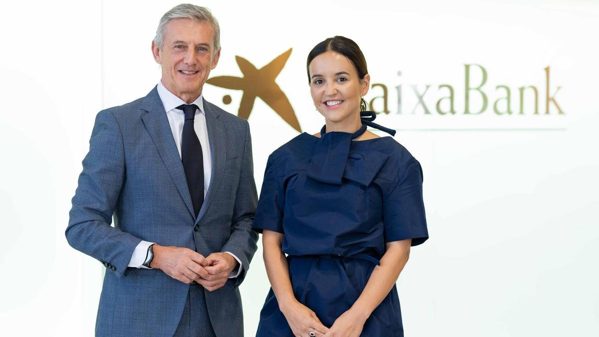 Juan Pedro Badiola, director territorial norte de CaixaBank, y Virginia Pozo