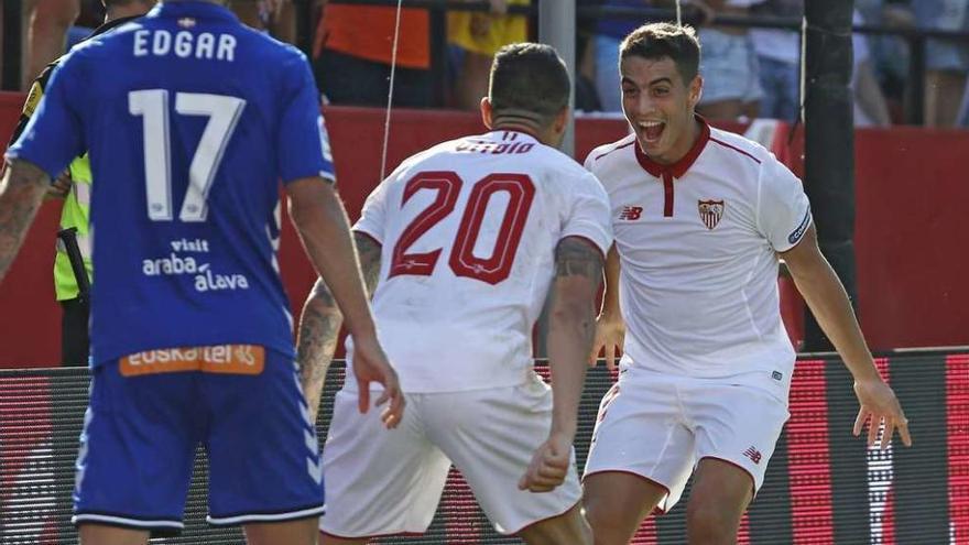 Ben Yedder celebra con Vitolo uno de los goles ante el Alavés.