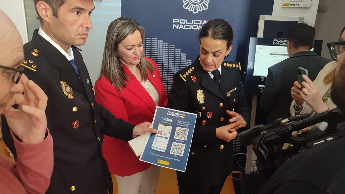 Presentación en Baena de uno de los puntos de la Policía Nacional para la renovación del DNI.