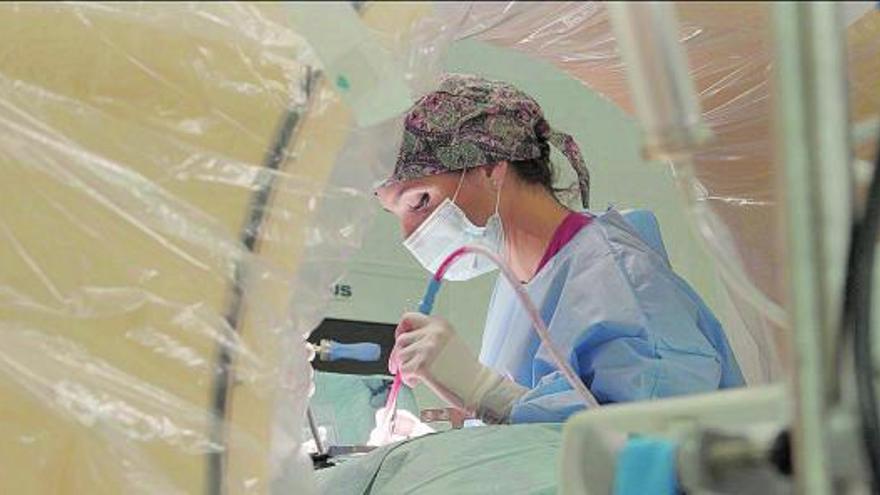 Marisa Gandia, de
Moixent, trabajando 
en el hospital La Paz.  Levante-EMV