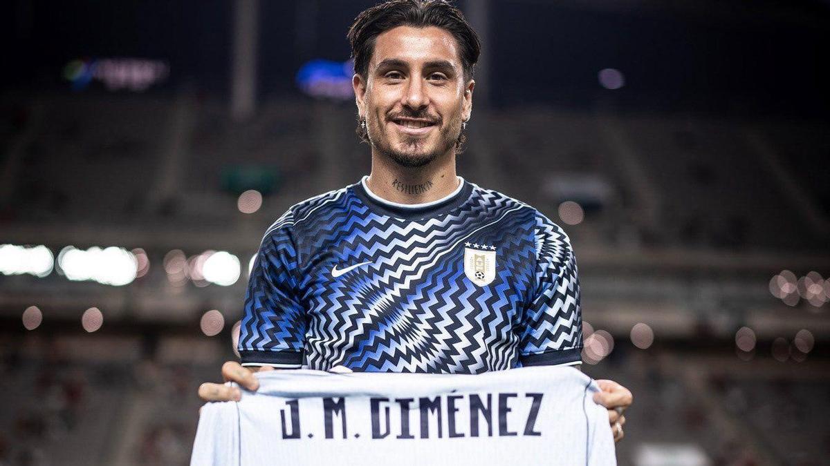 La selección de Uruguay homenajea a Giménez por su centenario