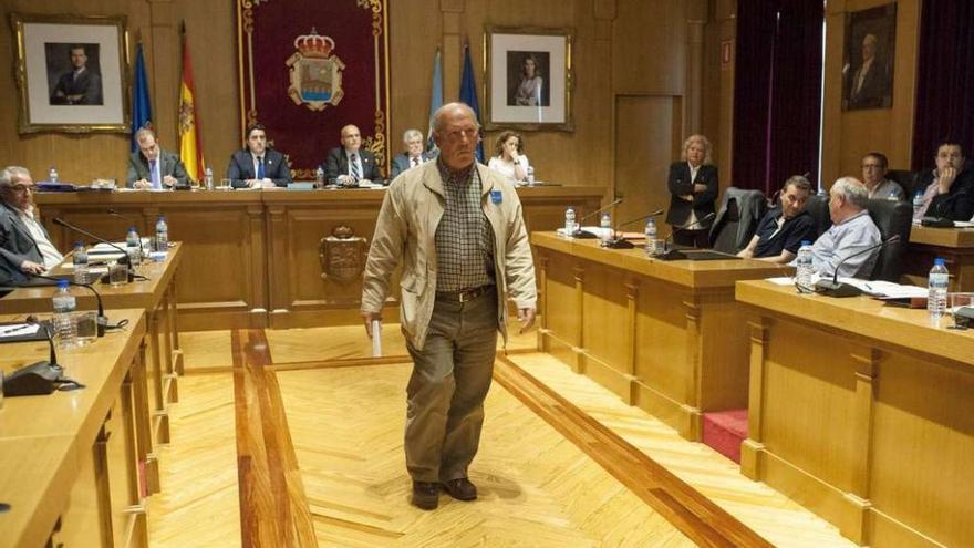 El portavoz vecinal, Leopoldo Nogueira, abandona el salón tras intervenir en el pleno desde la bancada socialista. // Brais Lorenzo