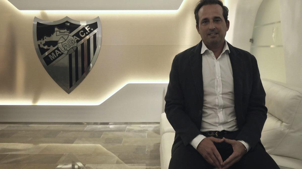 Kike Pérez, director general del Málaga CF, posa para La Opinión en las oficinas de La Rosaleda.