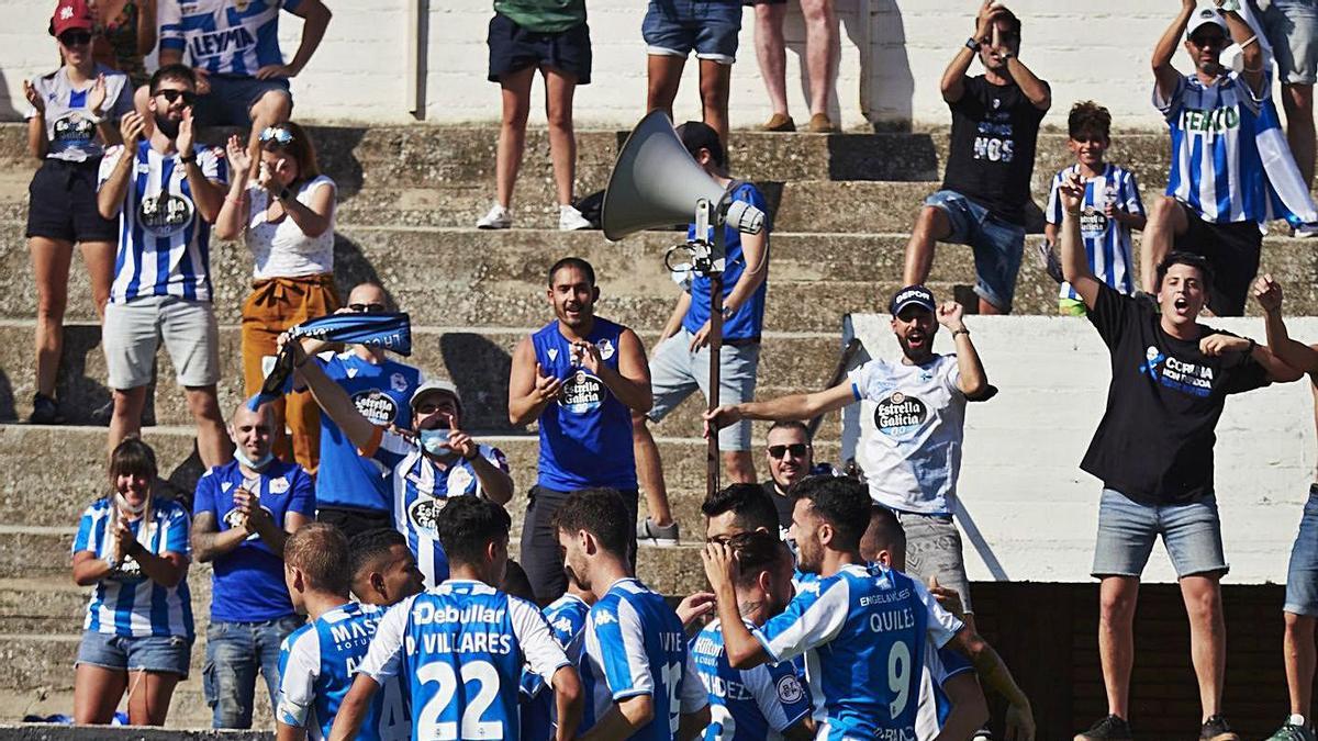 Los jugadores deportivistas celebran el tanto de Lapeña en Tudela. |  // LOF