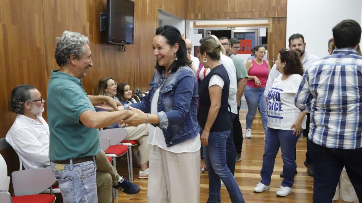 La secretaria provincial del PSOE, Rafi Crespín, saluda a un afilado en la sede del PSOE en Córdoba.