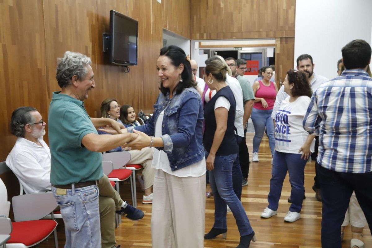 La secretaria provincial del PSOE, Rafi Crespín, saluda a un afilado en la sede del PSOE en Córdoba.