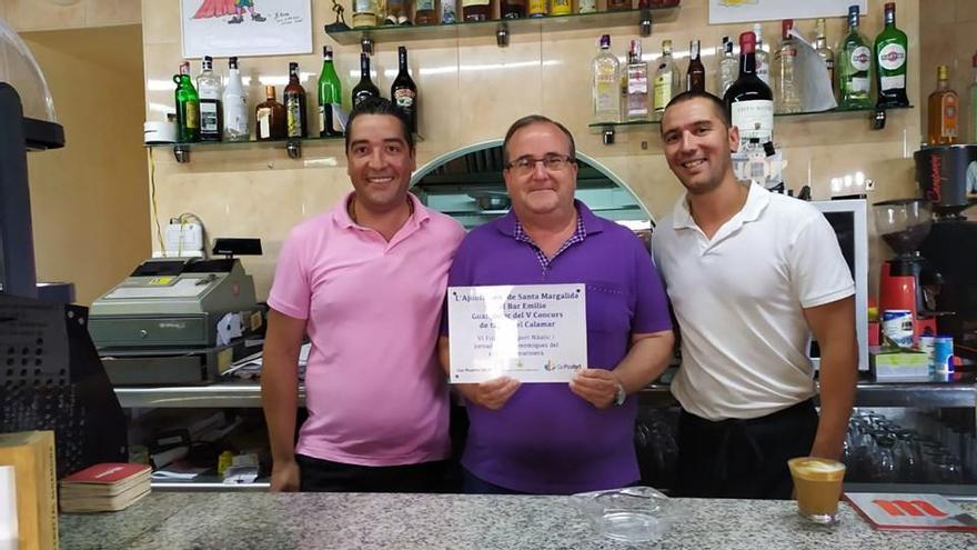 Eugenio Garrido entrega el diploma a los dos hermanos ganadores del concurso de la pasada feria