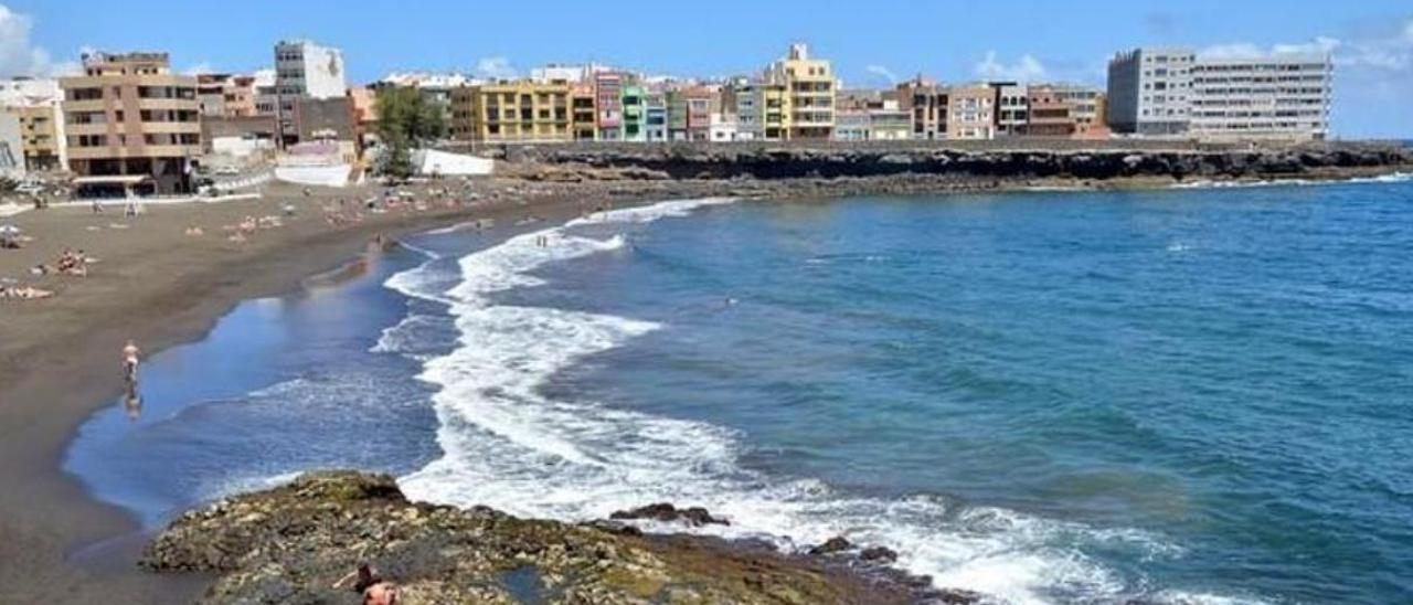 Al fondo, en el extremo de la avenida, el edificio de Las Salinas