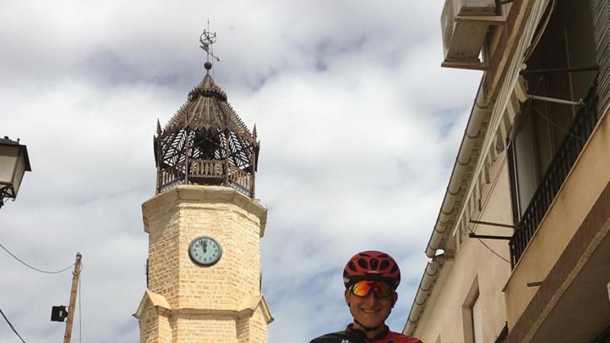 Jorge Amorós, delante de la Torre del Reloj de Pinoso