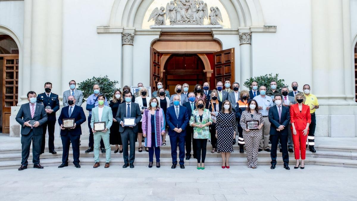 Foto de familia de todos los premiados, este jueves, en el Pignatelli.