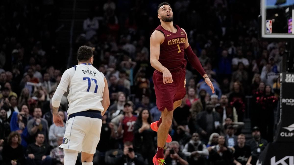 Max Strus, presenciando su triple con el que los Cavs se impusieron a los Mavericks de Doncic