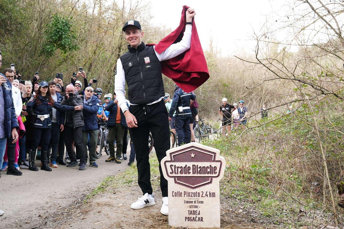Tadej Pogacar inaugura el tramo de la Strade Bianche que lleva su nombre.
