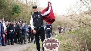 Tadej Pogacar inaugura el tramo de la Strade Bianche que lleva su nombre.