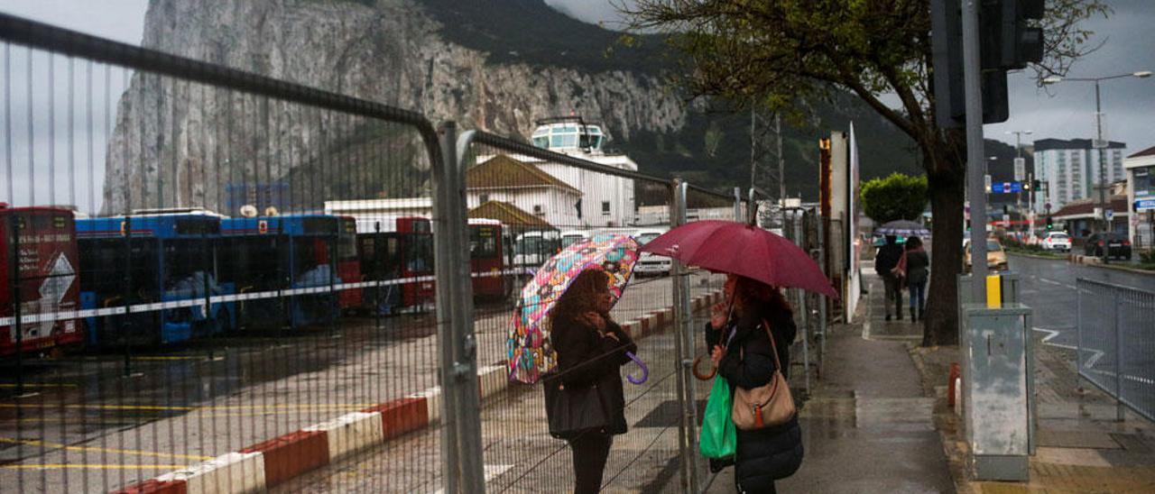 Dos mujeres hablan en la frontera entre España y Gibraltar.